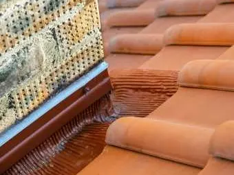 Noue en zinc entre deux pans de tuiles